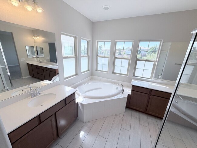 Building Photo - Unique Floorplan in Skye Canyon!