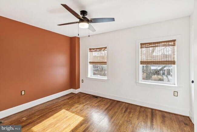 Building Photo - 3318 Blaine St NE