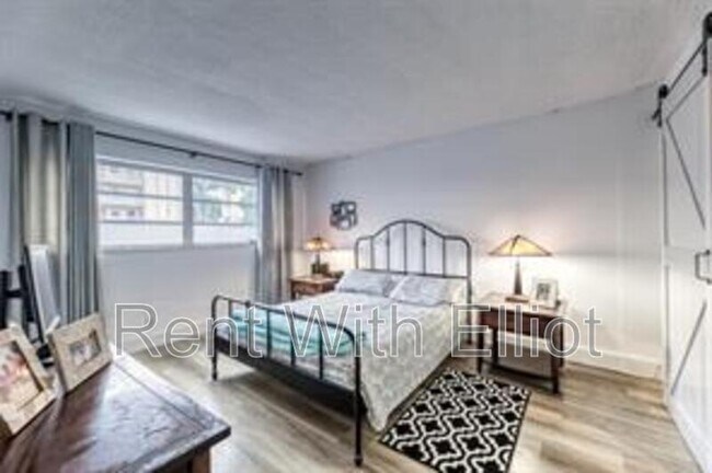 Building Photo - 200 NE 12th Ave