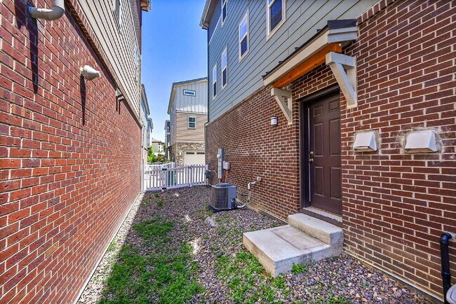 Building Photo - $2,775 - 3 Bed, 2.5 Bath Home in Aurora wi...