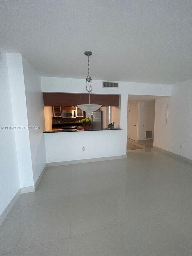 Building Photo - 1800 N Bayshore Dr