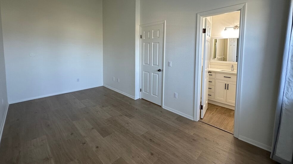 2nd bedroom with vaulted ceilings, balcony, and en-suite - 939 Sapphire St