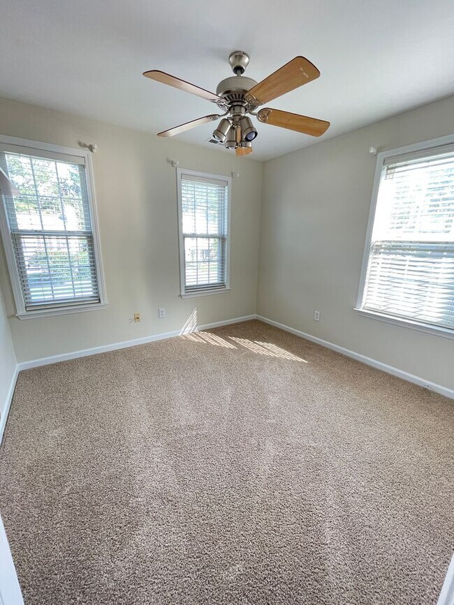 Building Photo - Beautiful, updated 3br 2.5 ba home with garage, fenced-yard in Home Valley Farms Now Available!