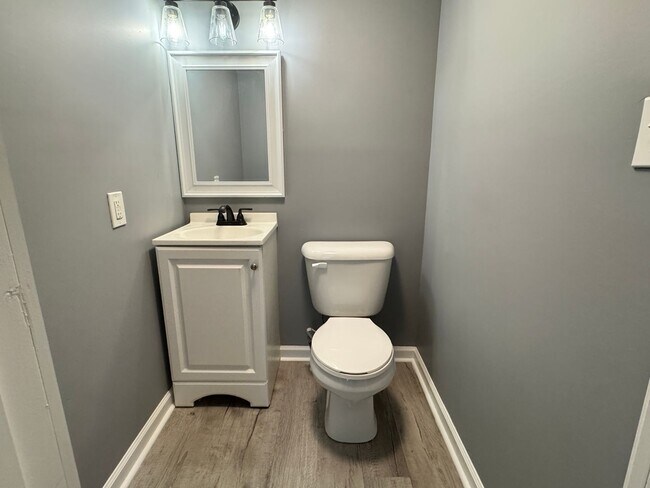 Building Photo - 3 Bedroom, 1.5 Bathroom House in High Point!