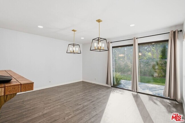 Building Photo - 833 Shadow Lake Dr