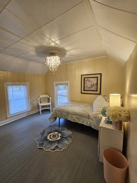 Building Photo - 301 Oakwood St