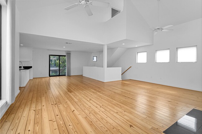 Building Photo - 5105 Lillian St