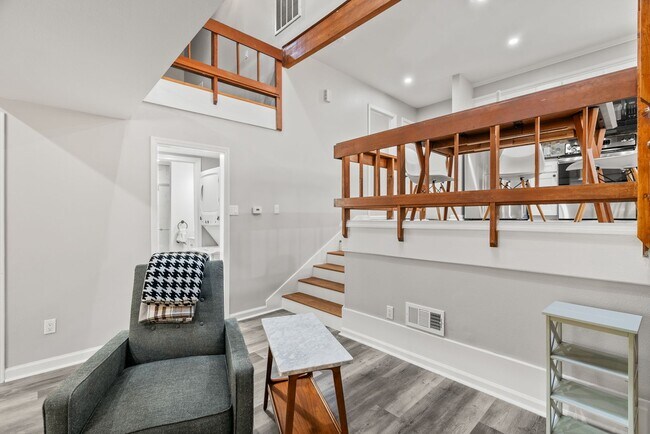 Building Photo - 2 or 3 Bedroom Renovated Mid-Town Charmer