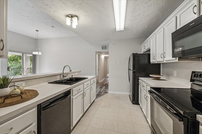Building Photo - 8051 Bay Branch Dr