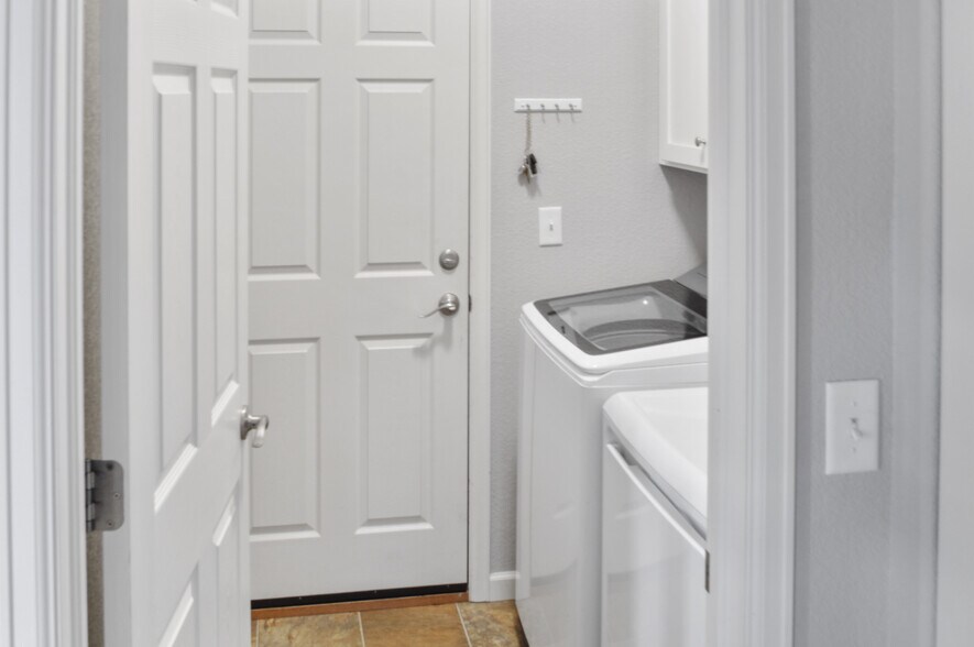 Building Photo - 2500 Heather Ln