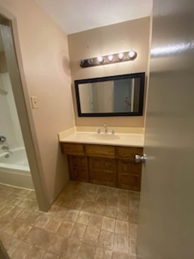 Building Photo - 2-bedroom, 1 bath house in Frisco. Parking uncovered.