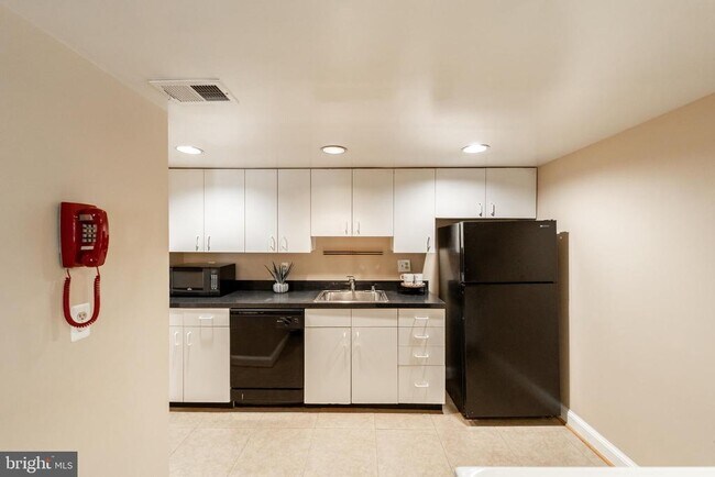 Building Photo - 1408 Hopkins St NW