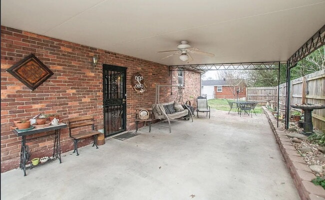 Building Photo - "Charming 2-Bed Home with Spacious 1700 Sq Ft Layout, FENCED yard!"