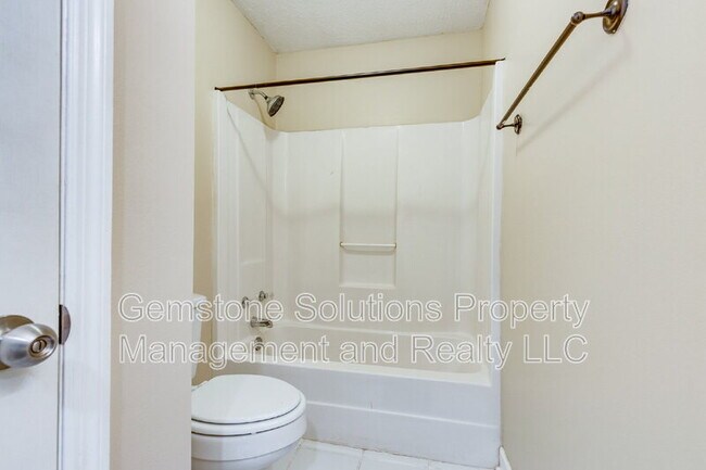 Building Photo - 1111 Cedarhill Ct