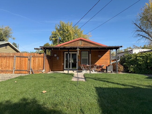 Building Photo - Fully Furnished - Long Term - Adorable Cab...