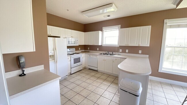 Building Photo - 3 bedroom/2 bath furnished condo in Harbour Cove