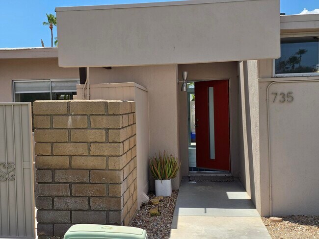 Building Photo - 735 E Louise Dr