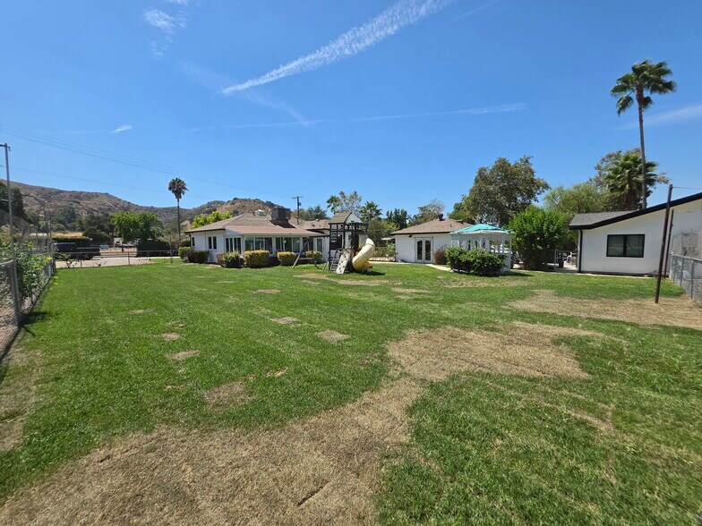 Building Photo - 9805 La Tuna Canyon Rd
