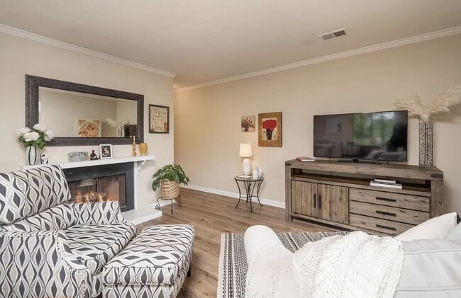 Building Photo - "Charming 1-Bed Sanctuary with Hardwood Floors & Central Vacuum in San Mateo!"