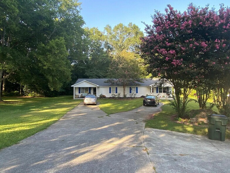 Building Photo - 11 Oak St