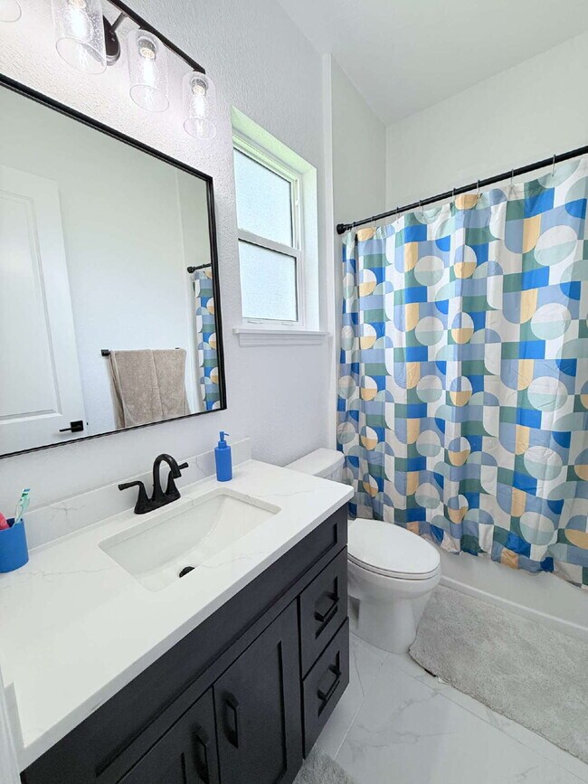 Building Photo - 5 Bedroom and 6 Bathroom, Lake view House