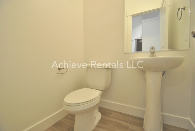 Building Photo - Beautiful 3 Bed Townhome in Nibley with pool!