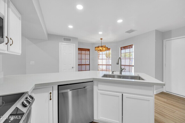 Building Photo - 5302 W Cheryl Dr
