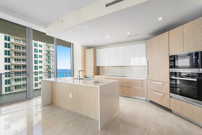 Building Photo - 3100 N Ocean Dr