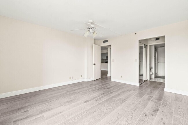 Building Photo - 17 Royal Palm Way