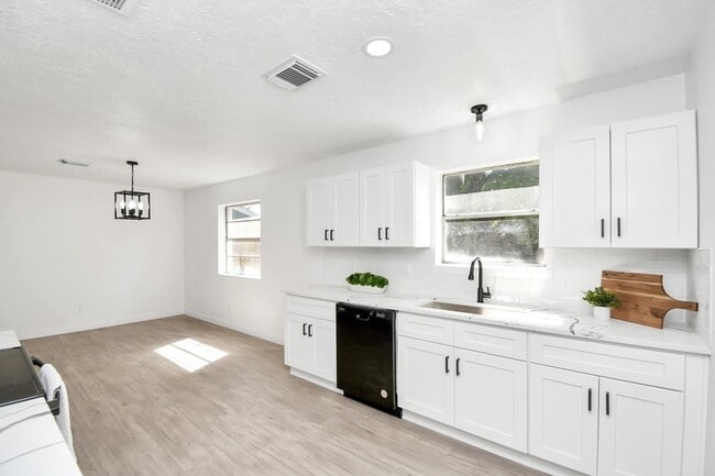 Building Photo - 9912 Cardinal St