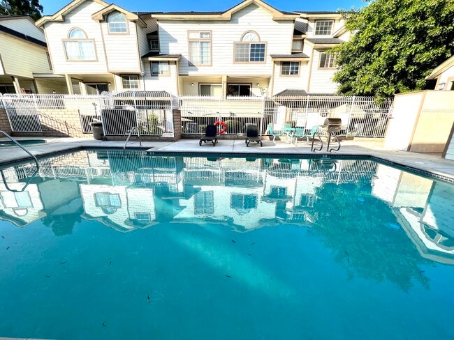 Building Photo - 11150 Glenoaks Blvd