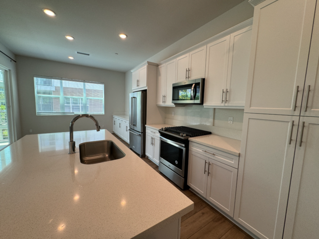 Building Photo - Luxurious 3 Bedroom 2 Bathroom Townhome in...