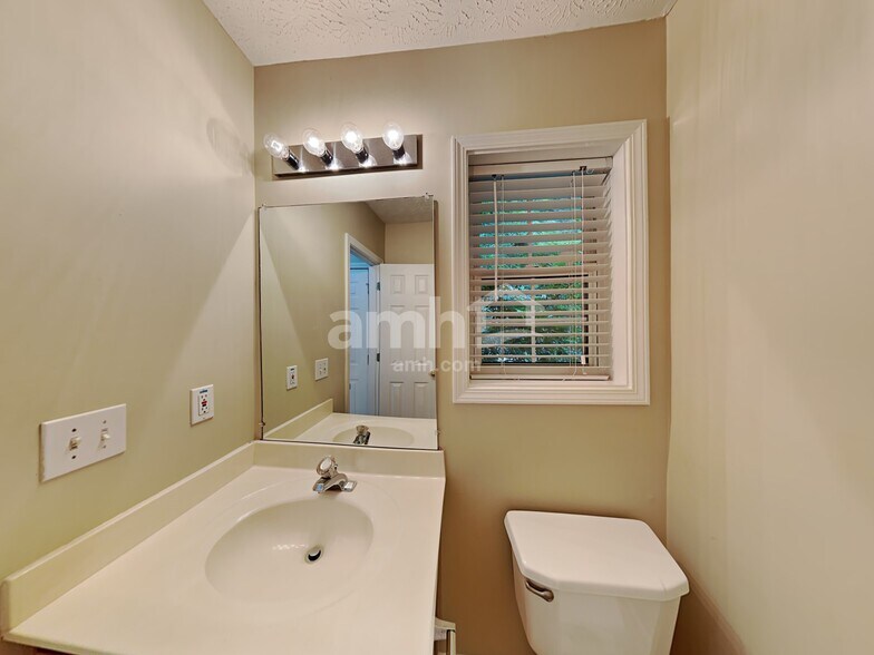 Building Photo - 1200 Evergreen Oak Way