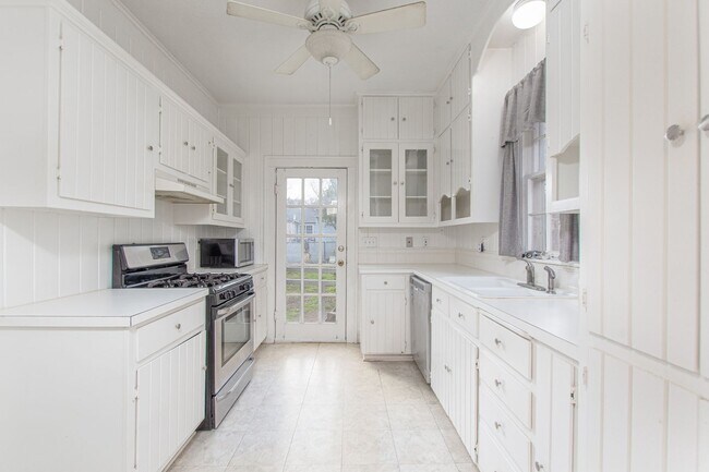 Building Photo - Spacious 4 Bed / 2 Bath Home with Garage & Fenced Backyard in Central Temple