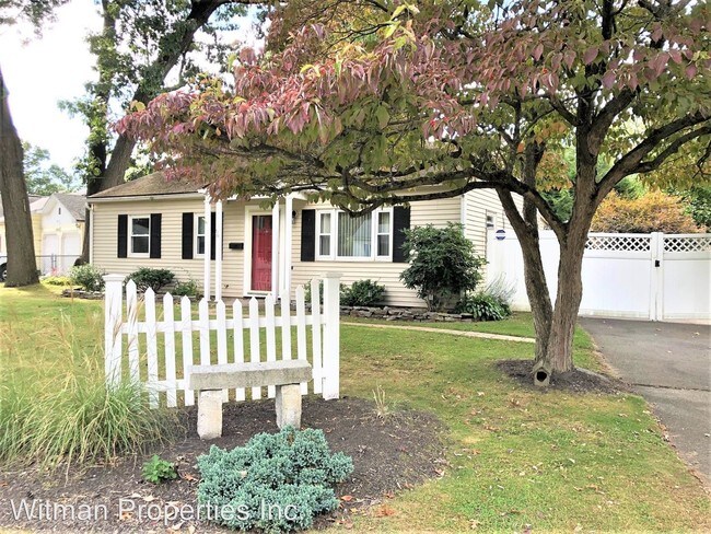 Building Photo - 3 br, 1 bath House - 66 White Birch Ave.