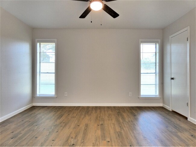 Building Photo - 604 Golfview Dr