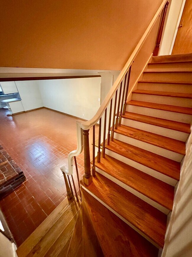 Building Photo - Gorgeous Interiors in this BONUS SPACE + 4 Bedroom  2 Bathroom Home!