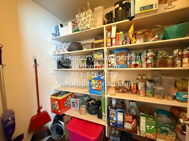 Building Photo - Cute 2 Bedroom Townhome in South Ogden Available