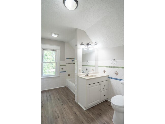 Building Photo - 938 N Cypress St