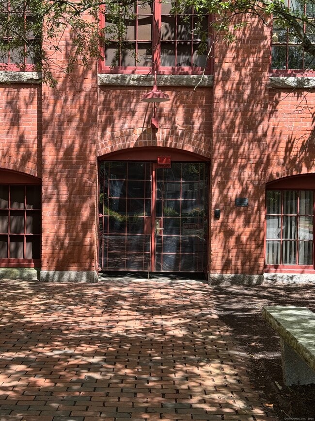 Building Photo - 839 Main St