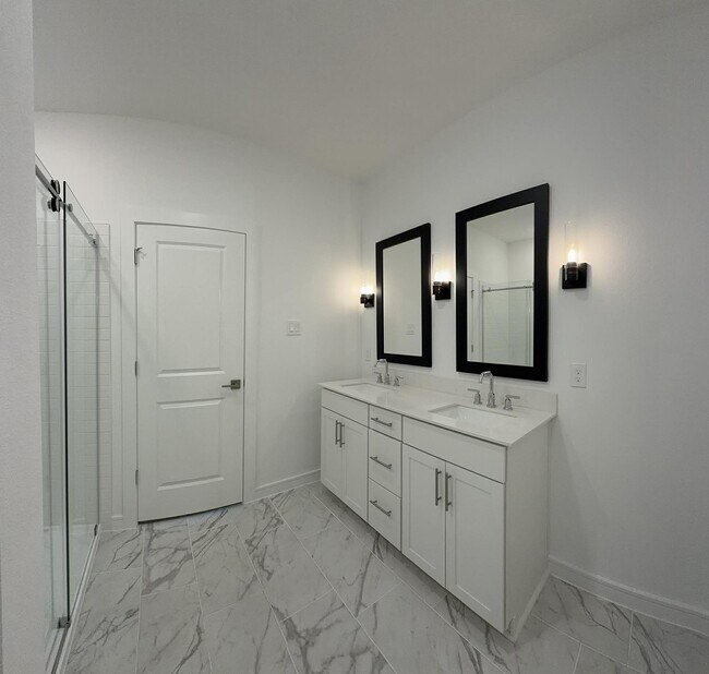 Building Photo - 8338 Bay Oaks Dr