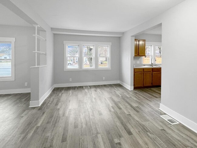 Building Photo - 2121 Cleveland Ave SW