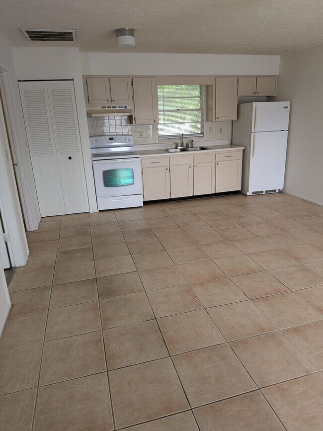 Building Photo - 1 bed/1 bath $1000/month in Dade City!