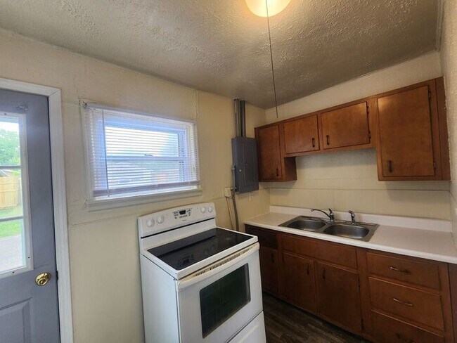 Building Photo - Qualified applicants receive 50% off your security deposit on this 2-bedroom apartment!