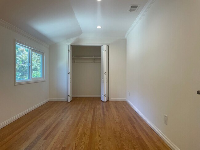 Building Photo - MENLO PARK - Well Maintained Home In Desir...