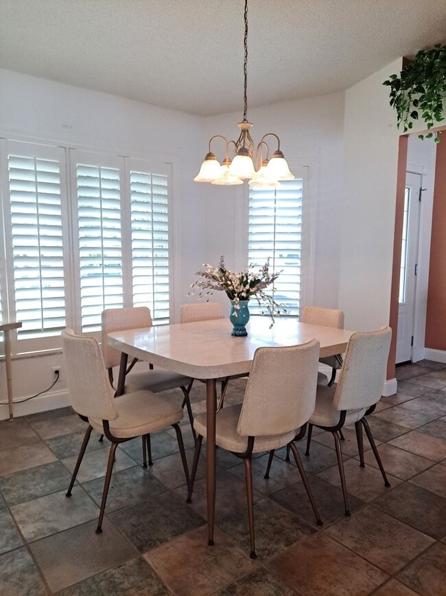 Building Photo - 3208 Royal Palm Dr
