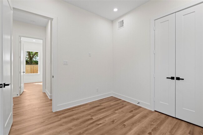 Building Photo - 6532 Weston St