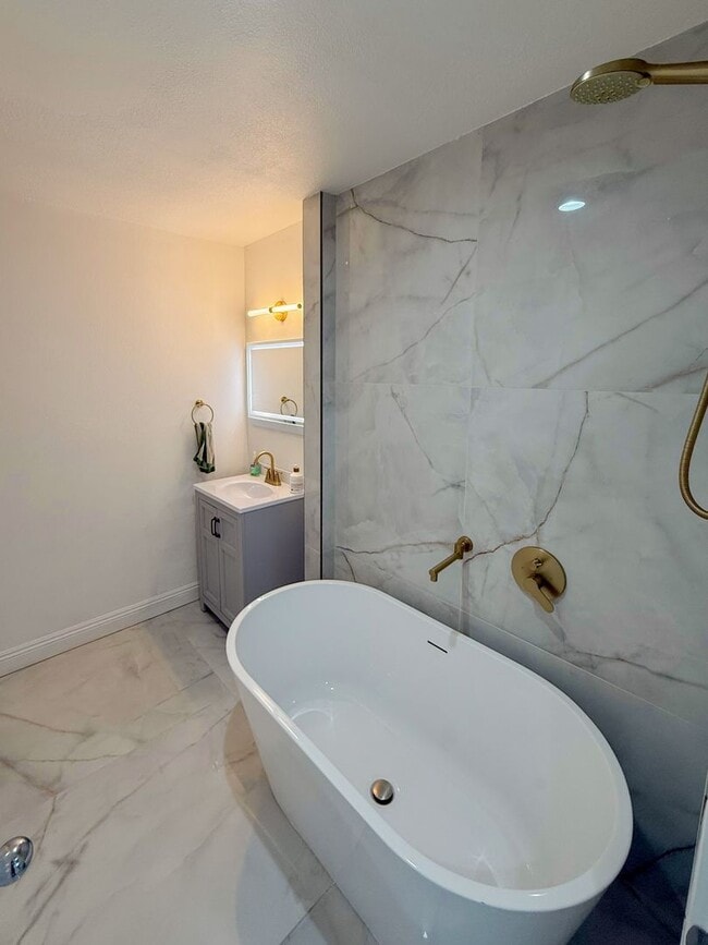 Building Photo - Renovated 3 Bedroom, 2 Bath Townhome with ...