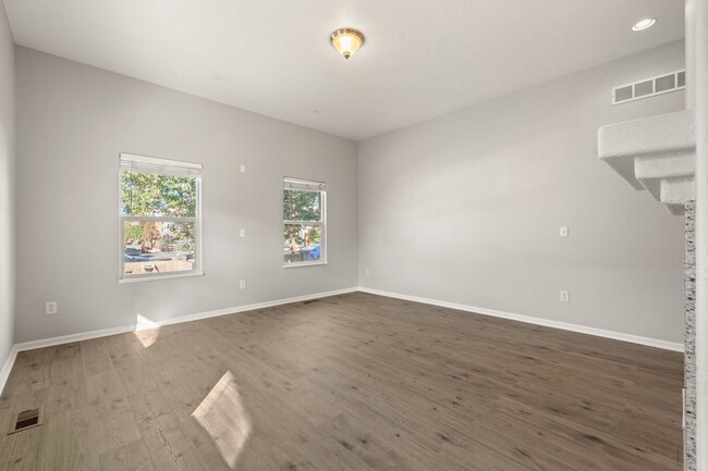 Building Photo - Spacious 4 Bedroom House in Santa Fe Art D...