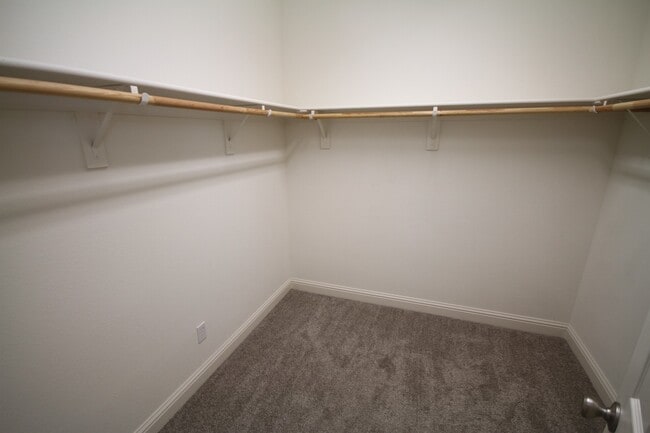 Building Photo - 4BR| 3.5 BA | 1936 SF | Two Story | Tenant Pays $190 monthly for WS&G